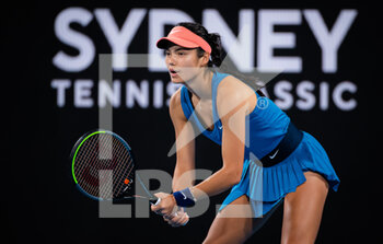 2022-01-10 - Emma Raducanu of Great Britain in action against Elena Rybakina of Kazakhstan during the first round at the 2022 Sydney Tennis Classic, WTA 500 tennis tournament on January 11, 2022 at NSW Tennis Centre in Sydney, Australia - 2022 SYDNEY TENNIS CLASSIC, WTA 500 TENNIS TOURNAMENT - INTERNATIONALS - TENNIS
