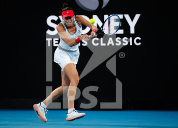 2022-01-12 - Ajla Tomljanovic of Australia in action against Paula Badosa of Spain during the second round of the 2022 Sydney Tennis Classic, WTA 500 tennis tournament on January 12, 2022 at NSW Tennis Centre in Sydney, Australia - 2022 SYDNEY TENNIS CLASSIC, WTA 500 TENNIS TOURNAMENT - INTERNATIONALS - TENNIS