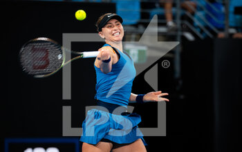 2022-01-12 - Paula Badosa of Spain in action against Ajla Tomljanovic of Australia during the second round of the 2022 Sydney Tennis Classic, WTA 500 tennis tournament on January 12, 2022 at NSW Tennis Centre in Sydney, Australia - 2022 SYDNEY TENNIS CLASSIC, WTA 500 TENNIS TOURNAMENT - INTERNATIONALS - TENNIS