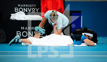 2022-01-12 - Ons Jabeur of Tunisia receives medical treatment during the quarter-final of the 2022 Sydney Tennis Classic, WTA 500 tennis tournament on January 13, 2022 at NSW Tennis Centre in Sydney, Australia - 2022 SYDNEY TENNIS CLASSIC, WTA 500 TENNIS TOURNAMENT - INTERNATIONALS - TENNIS