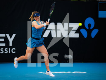 2022-01-12 - Paula Badosa of Spain in action against Belinda Bencic of Switzerland during the quarter-final of the 2022 Sydney Tennis Classic, WTA 500 tennis tournament on January 13, 2022 at NSW Tennis Centre in Sydney, Australia - 2022 SYDNEY TENNIS CLASSIC, WTA 500 TENNIS TOURNAMENT - INTERNATIONALS - TENNIS