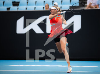 2022-01-17 - Amanda Anisimova of the United States in action against Arianne Hartono of the Netherlands during the first round of the 2022 Australian Open, WTA Grand Slam tennis tournament on January 17, 2022 at Melbourne Park in Melbourne, Australia - 2022 AUSTRALIAN OPEN, WTA GRAND SLAM TENNIS TOURNAMENT - INTERNATIONALS - TENNIS