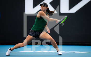 2022-01-17 - Arianne Hartono of the Netherlands in action against Amanda Anisimova of the United States during the first round of the 2022 Australian Open, WTA Grand Slam tennis tournament on January 17, 2022 at Melbourne Park in Melbourne, Australia - 2022 AUSTRALIAN OPEN, WTA GRAND SLAM TENNIS TOURNAMENT - INTERNATIONALS - TENNIS