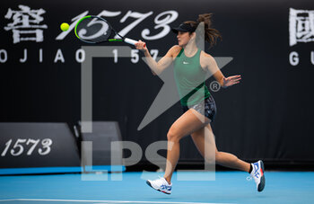 2022-01-17 - Arianne Hartono of the Netherlands in action against Amanda Anisimova of the United States during the first round of the 2022 Australian Open, WTA Grand Slam tennis tournament on January 17, 2022 at Melbourne Park in Melbourne, Australia - 2022 AUSTRALIAN OPEN, WTA GRAND SLAM TENNIS TOURNAMENT - INTERNATIONALS - TENNIS