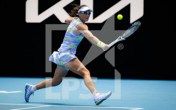 2022-01-18 - Samantha Stosur of Australia in action against Robin Anderson of United States during the first round of the 2022 Australian Open, WTA Grand Slam tennis tournament on January 18, 2022 at Melbourne Park in Melbourne, Australia - 2022 AUSTRALIAN OPEN, WTA GRAND SLAM TENNIS TOURNAMENT - INTERNATIONALS - TENNIS