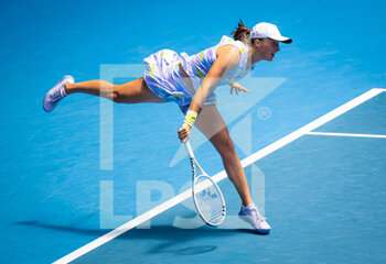 2022-01-18 - Iga Swiatek of Poland in action against Harriet Dart of Great Britain during the first round of the 2022 Australian Open, WTA Grand Slam tennis tournament on January 18, 2022 at Melbourne Park in Melbourne, Australia - 2022 AUSTRALIAN OPEN, WTA GRAND SLAM TENNIS TOURNAMENT - INTERNATIONALS - TENNIS