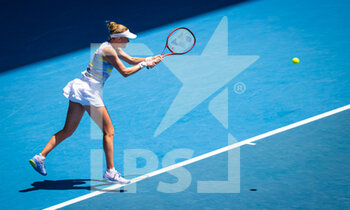 2022-01-18 - Harriet Dart of Great Britain in action against Iga Swiatek of Poland during the first round of the 2022 Australian Open, WTA Grand Slam tennis tournament on January 18, 2022 at Melbourne Park in Melbourne, Australia - 2022 AUSTRALIAN OPEN, WTA GRAND SLAM TENNIS TOURNAMENT - INTERNATIONALS - TENNIS