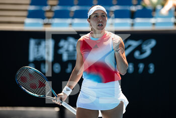 2022-01-19 - Jessica Pegula of the United States in action against Bernarda Pera of the United States during the second round of the 2022 Australian Open, WTA Grand Slam tennis tournament on January 19, 2022 at Melbourne Park in Melbourne, Australia - 2022 AUSTRALIAN OPEN, WTA GRAND SLAM TENNIS TOURNAMENT - INTERNATIONALS - TENNIS