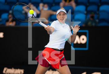 2022-01-19 - Amanda Anisimova of the United States in action against Belinda Bencic of Switzerland during the second round of the 2022 Australian Open, WTA Grand Slam tennis tournament on January 19, 2022 at Melbourne Park in Melbourne, Australia - 2022 AUSTRALIAN OPEN, WTA GRAND SLAM TENNIS TOURNAMENT - INTERNATIONALS - TENNIS