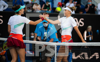 2022-01-19 - Belinda Bencic of Switzerland & Amanda Anisimova of the United States in action during the second round of the 2022 Australian Open, WTA Grand Slam tennis tournament on January 19, 2022 at Melbourne Park in Melbourne, Australia - 2022 AUSTRALIAN OPEN, WTA GRAND SLAM TENNIS TOURNAMENT - INTERNATIONALS - TENNIS