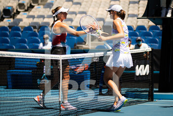 2022-01-19 - Rebecca Peterson of Sweden & Iga Swiatek of Poland in action during the second round of the 2022 Australian Open, WTA Grand Slam tennis tournament on January 20, 2022 at Melbourne Park in Melbourne, Australia - 2022 AUSTRALIAN OPEN, WTA GRAND SLAM TENNIS TOURNAMENT - INTERNATIONALS - TENNIS