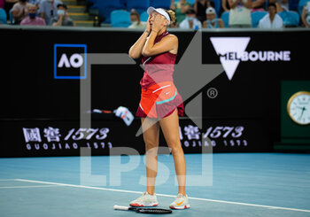 2022-01-21 - Amanda Anisimova of the United States in action against Naomi Osaka of Japan during the third round at the 2022 Australian Open, WTA Grand Slam tennis tournament on January 21, 2022 at Melbourne Park in Melbourne, Australia - 2022 AUSTRALIAN OPEN, WTA GRAND SLAM TENNIS TOURNAMENT - INTERNATIONALS - TENNIS