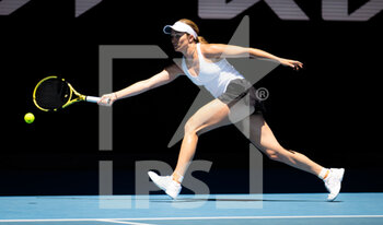 2022-01-24 - Danielle Collins of the United States in action against Elise Mertens of Belgium during the fourth round at the 2022 Australian Open, WTA Grand Slam tennis tournament on January 24, 2022 at Melbourne Park in Melbourne, Australia - 2022 AUSTRALIAN OPEN, WTA GRAND SLAM TENNIS TOURNAMENT - INTERNATIONALS - TENNIS
