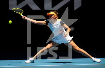 2022-01-24 - Elise Mertens of Belgium in action against Danielle Collins of the United States during the fourth round at the 2022 Australian Open, WTA Grand Slam tennis tournament on January 24, 2022 at Melbourne Park in Melbourne, Australia - 2022 AUSTRALIAN OPEN, WTA GRAND SLAM TENNIS TOURNAMENT - INTERNATIONALS - TENNIS
