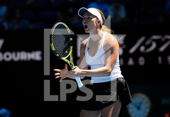 2022-01-24 - Danielle Collins of the United States in action against Elise Mertens of Belgium during the fourth round at the 2022 Australian Open, WTA Grand Slam tennis tournament on January 24, 2022 at Melbourne Park in Melbourne, Australia - 2022 AUSTRALIAN OPEN, WTA GRAND SLAM TENNIS TOURNAMENT - INTERNATIONALS - TENNIS