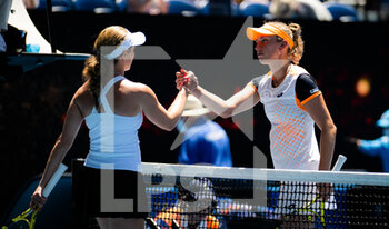 2022-01-24 - Danielle Collins of the United States & Elise Mertens of Belgium in action during the fourth round at the 2022 Australian Open, WTA Grand Slam tennis tournament on January 24, 2022 at Melbourne Park in Melbourne, Australia - 2022 AUSTRALIAN OPEN, WTA GRAND SLAM TENNIS TOURNAMENT - INTERNATIONALS - TENNIS