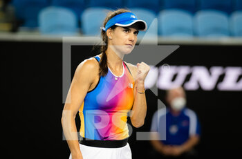 2022-01-24 - Sorana Cirstea of Romania in action against Iga Swiatek of Poland during the fourth round at the 2022 Australian Open, WTA Grand Slam tennis tournament on January 24, 2022 at Melbourne Park in Melbourne, Australia - 2022 AUSTRALIAN OPEN, WTA GRAND SLAM TENNIS TOURNAMENT - INTERNATIONALS - TENNIS