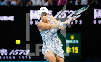 2022-01-29 - Ashleigh Barty of Australia in action against Danielle Collins of the United States during the final of the 2022 Australian Open, Grand Slam tennis tournament on January 29, 2022 at Melbourne Park in Melbourne, Australia - 2022 AUSTRALIAN OPEN, GRAND SLAM TENNIS TOURNAMENT - INTERNATIONALS - TENNIS