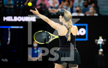 2022-01-29 - Danielle Collins of the United States in action against Ashleigh Barty of Australia during the final of the 2022 Australian Open, Grand Slam tennis tournament on January 29, 2022 at Melbourne Park in Melbourne, Australia - 2022 AUSTRALIAN OPEN, GRAND SLAM TENNIS TOURNAMENT - INTERNATIONALS - TENNIS