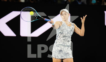 2022-01-29 - Ashleigh Barty of Australia in action against Danielle Collins of the United States during the final of the 2022 Australian Open, Grand Slam tennis tournament on January 29, 2022 at Melbourne Park in Melbourne, Australia - 2022 AUSTRALIAN OPEN, GRAND SLAM TENNIS TOURNAMENT - INTERNATIONALS - TENNIS