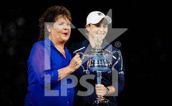 2022-01-29 - Ashleigh Barty of Australia poses with Evonne Goolagong Cawley and the champions trophy after winning against Danielle Collins of United States the final of the 2022 Australian Open, Grand Slam tennis tournament on January 29, 2022 at Melbourne Park in Melbourne, Australia - 2022 AUSTRALIAN OPEN, GRAND SLAM TENNIS TOURNAMENT - INTERNATIONALS - TENNIS