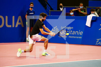 2022-02-02 - Gilles Simon of France in action against Roberto Bautista-Agut of Spain during the Open Sud de France 2022, ATP 250 tennis tournament on February 2, 2022 at Sud de France Arena in Montpellier, France - OPEN SUD DE FRANCE 2022, ATP 250 TENNIS TOURNAMENT - INTERNATIONALS - TENNIS