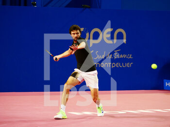 2022-02-02 - Gilles Simon of France in action against Roberto Bautista-Agut of Spain during the Open Sud de France 2022, ATP 250 tennis tournament on February 2, 2022 at Sud de France Arena in Montpellier, France - OPEN SUD DE FRANCE 2022, ATP 250 TENNIS TOURNAMENT - INTERNATIONALS - TENNIS