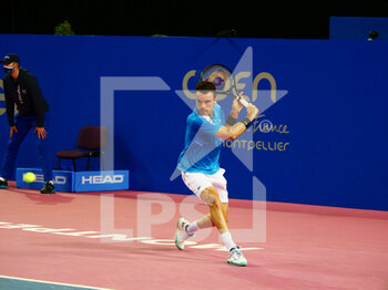 2022-02-02 - Roberto Bautista-Agut of Spain in action against Gilles Simon of France during the Open Sud de France 2022, ATP 250 tennis tournament on February 2, 2022 at Sud de France Arena in Montpellier, France - OPEN SUD DE FRANCE 2022, ATP 250 TENNIS TOURNAMENT - INTERNATIONALS - TENNIS