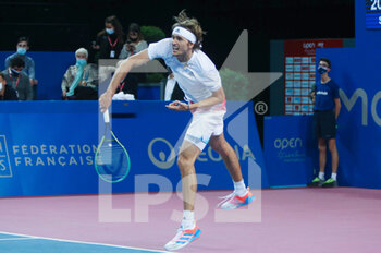 2022-02-04 - Alexander Zverev of Germany in action against Adrian Mannarino of France during the quarter-finals of the Open Sud de France 2022, ATP 250 tennis tournament on February 4, 2022 at Sud de France Arena in Montpellier, France - OPEN SUD DE FRANCE 2022, ATP 250 TENNIS TOURNAMENT - INTERNATIONALS - TENNIS