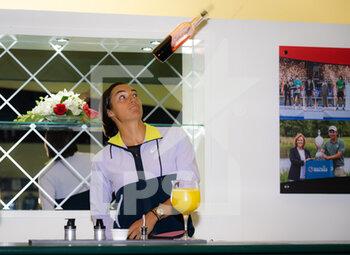 2022-02-13 - Caroline Garcia of France mixes drinks ahead of the 2022 Dubai Duty Free Tennis Championships WTA 1000 tennis tournament on February 13, 2022 at The Aviation Club Tennis Centre in Dubai, UAE - 2022 DUBAI DUTY FREE TENNIS CHAMPIONSHIPS WTA 1000 TENNIS TOURNAMENT - INTERNATIONALS - TENNIS
