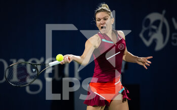 2022-02-14 - Simona Halep of Romania in action against Alison Riske of the United States during the first round of the 2022 Dubai Duty Free Tennis Championships WTA 1000 tennis tournament on February 14, 2022 at The Aviation Club Tennis Centre in Dubai, UAE - 2022 DUBAI DUTY FREE TENNIS CHAMPIONSHIPS WTA 1000 TENNIS TOURNAMENT - INTERNATIONALS - TENNIS