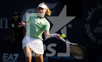 2022-02-16 - Jil Teichmann of Switzerland in action against Elina Svitolina of Ukraine during the second round of the 2022 Dubai Duty Free Tennis Championships WTA 1000 tennis tournament on February 16, 2022 at The Aviation Club Tennis Centre in Dubai, UAE - 2022 DUBAI DUTY FREE TENNIS CHAMPIONSHIPS WTA 1000 TENNIS TOURNAMENT - INTERNATIONALS - TENNIS