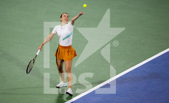 2022-02-17 - Simona Halep of Romania in action against Ons Jabeur of Tunisia during the quarter-final of the 2022 Dubai Duty Free Tennis Championships WTA 1000 tennis tournament on February 17, 2022 at The Aviation Club Tennis Centre in Dubai, UAE - 2022 DUBAI DUTY FREE TENNIS CHAMPIONSHIPS WTA 1000 TENNIS TOURNAMENT - INTERNATIONALS - TENNIS