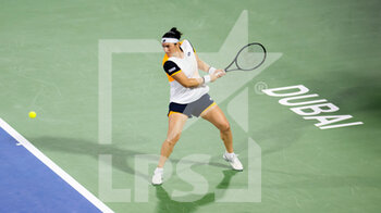 2022-02-17 - Ons Jabeur of Tunisia in action against Simona Halep of Romania during the quarter-final of the 2022 Dubai Duty Free Tennis Championships WTA 1000 tennis tournament on February 17, 2022 at The Aviation Club Tennis Centre in Dubai, UAE - 2022 DUBAI DUTY FREE TENNIS CHAMPIONSHIPS WTA 1000 TENNIS TOURNAMENT - INTERNATIONALS - TENNIS