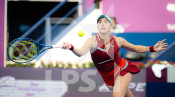 2022-02-20 - Belinda Bencic of Switzerland in action during the first round of the 2022 Qatar TotalEnergies Open, WTA 1000 tennis tournament on February 20, 2022 at Khalifa tennis and squash complex in Doha, Qatar - 2022 QATAR TOTALENERGIES OPEN, WTA 1000 TENNIS TOURNAMENT - INTERNATIONALS - TENNIS