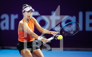 2022-02-20 - Ann Li of the United States in action during the first round of the 2022 Qatar TotalEnergies Open, WTA 1000 tennis tournament on February 20, 2022 at Khalifa tennis and squash complex in Doha, Qatar - 2022 QATAR TOTALENERGIES OPEN, WTA 1000 TENNIS TOURNAMENT - INTERNATIONALS - TENNIS
