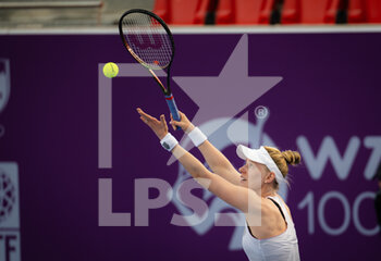 2022-02-21 - Alison Riske of the United States in action against Magda Linette of Poland during the first round of the 2022 Qatar TotalEnergies Open, WTA 1000 tennis tournament on February 21, 2022 at Khalifa tennis and squash complex in Doha, Qatar - 2022 QATAR TOTALENERGIES OPEN, WTA 1000 TENNIS TOURNAMENT - INTERNATIONALS - TENNIS