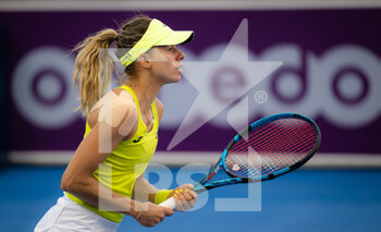 2022-02-21 - Magda Linette of Poland in action against Alison Riske of the United States during the first round of the 2022 Qatar TotalEnergies Open, WTA 1000 tennis tournament on February 21, 2022 at Khalifa tennis and squash complex in Doha, Qatar - 2022 QATAR TOTALENERGIES OPEN, WTA 1000 TENNIS TOURNAMENT - INTERNATIONALS - TENNIS