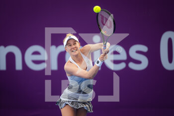 2022-02-21 - Alison Riske of the United States in action against Magda Linette of Poland during the first round of the 2022 Qatar TotalEnergies Open, WTA 1000 tennis tournament on February 21, 2022 at Khalifa tennis and squash complex in Doha, Qatar - 2022 QATAR TOTALENERGIES OPEN, WTA 1000 TENNIS TOURNAMENT - INTERNATIONALS - TENNIS
