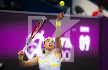 2022-02-21 - Caroline Garcia of France in action against Simona Halep of Romania during the first round of the 2022 Qatar TotalEnergies Open, WTA 1000 tennis tournament on February 21, 2022 at Khalifa tennis and squash complex in Doha, Qatar - 2022 QATAR TOTALENERGIES OPEN, WTA 1000 TENNIS TOURNAMENT - INTERNATIONALS - TENNIS