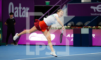 2022-02-21 - Simona Halep of Romania in action against Caroline Garcia of France during the first round of the 2022 Qatar TotalEnergies Open, WTA 1000 tennis tournament on February 21, 2022 at Khalifa tennis and squash complex in Doha, Qatar - 2022 QATAR TOTALENERGIES OPEN, WTA 1000 TENNIS TOURNAMENT - INTERNATIONALS - TENNIS