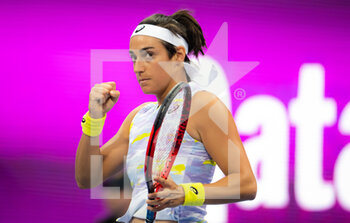 2022-02-21 - Caroline Garcia of France in action against Simona Halep of Romania during the first round of the 2022 Qatar TotalEnergies Open, WTA 1000 tennis tournament on February 21, 2022 at Khalifa tennis and squash complex in Doha, Qatar - 2022 QATAR TOTALENERGIES OPEN, WTA 1000 TENNIS TOURNAMENT - INTERNATIONALS - TENNIS