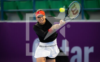 2022-02-21 - Ajla Tomljanovic of Australia in action against Daria Kasatkina of Russia during the first round of the 2022 Qatar TotalEnergies Open, WTA 1000 tennis tournament on February 21, 2022 at Khalifa tennis and squash complex in Doha, Qatar - 2022 QATAR TOTALENERGIES OPEN, WTA 1000 TENNIS TOURNAMENT - INTERNATIONALS - TENNIS