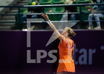 2022-02-21 - Shelby Rogers of the United States in action against Cori Gauff of the United States during the first round of the 2022 Qatar TotalEnergies Open, WTA 1000 tennis tournament on February 21, 2022 at Khalifa tennis and squash complex in Doha, Qatar - 2022 QATAR TOTALENERGIES OPEN, WTA 1000 TENNIS TOURNAMENT - INTERNATIONALS - TENNIS