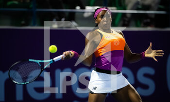 2022-02-21 - Cori Gauff of the United States in action against Shelby Rogers of the United States during the first round of the 2022 Qatar TotalEnergies Open, WTA 1000 tennis tournament on February 21, 2022 at Khalifa tennis and squash complex in Doha, Qatar - 2022 QATAR TOTALENERGIES OPEN, WTA 1000 TENNIS TOURNAMENT - INTERNATIONALS - TENNIS