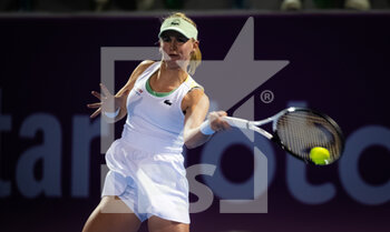 2022-02-21 - Jil Teichmann of Switzerland in action against Angelique Kerber of Germany during the first round of the 2022 Qatar TotalEnergies Open, WTA 1000 tennis tournament on February 21, 2022 at Khalifa tennis and squash complex in Doha, Qatar - 2022 QATAR TOTALENERGIES OPEN, WTA 1000 TENNIS TOURNAMENT - INTERNATIONALS - TENNIS