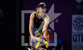 2022-02-21 - Elena Rybakina of Kazakhstan in action against Jaqueline Cristian of Romania during the first round of the 2022 Qatar TotalEnergies Open, WTA 1000 tennis tournament on February 21, 2022 at Khalifa tennis and squash complex in Doha, Qatar - 2022 QATAR TOTALENERGIES OPEN, WTA 1000 TENNIS TOURNAMENT - INTERNATIONALS - TENNIS