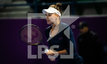 2022-02-21 - Veronika Kudermetova of Russia in action against Arantxa Rus of Netherlands during the first round of the 2022 Qatar TotalEnergies Open, WTA 1000 tennis tournament on February 21, 2022 at Khalifa tennis and squash complex in Doha, Qatar - 2022 QATAR TOTALENERGIES OPEN, WTA 1000 TENNIS TOURNAMENT - INTERNATIONALS - TENNIS