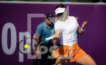 2022-02-21 - Paula Badosa of Spain in action against Clara Tauson of Denmark during the second round of the 2022 Qatar TotalEnergies Open, WTA 1000 tennis tournament on February 22, 2022 at Khalifa tennis and squash complex in Doha, Qatar - 2022 QATAR TOTALENERGIES OPEN, WTA 1000 TENNIS TOURNAMENT - INTERNATIONALS - TENNIS