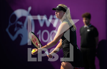 2022-02-21 - Clara Tauson of Denmark in action against Paula Badosa of Spain during the second round of the 2022 Qatar TotalEnergies Open, WTA 1000 tennis tournament on February 22, 2022 at Khalifa tennis and squash complex in Doha, Qatar - 2022 QATAR TOTALENERGIES OPEN, WTA 1000 TENNIS TOURNAMENT - INTERNATIONALS - TENNIS